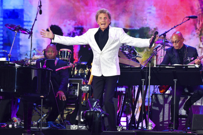 Barry Manilow at Little Caesars Arena